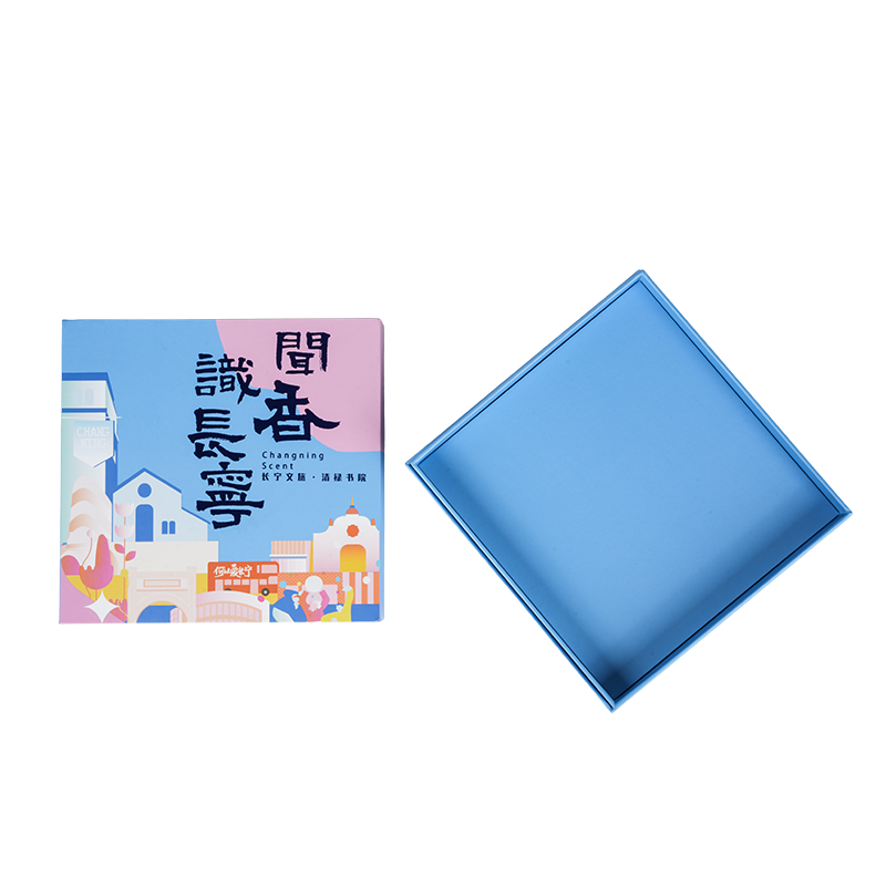 Tvrda rotirajuća glazbena kutija u obliku knjige s blagdanskom tematikom